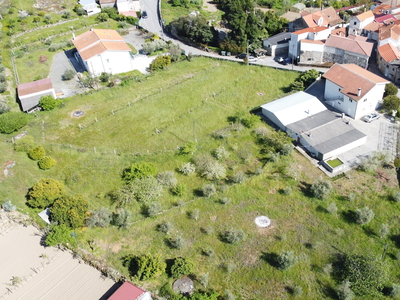 Moradia T5 isolada em Fragosela com jardim e anexos, terreno com 6300 m2.