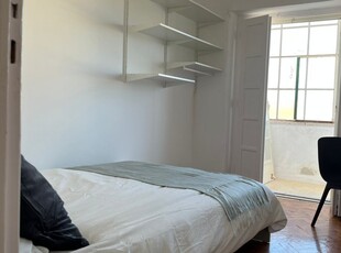Aluga-se quarto em apartamento T4 em Alvalade, Lisboa