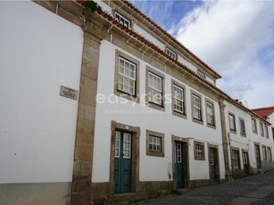 Moradia no centro da Vila histórica de Almeida , dentro das muralhas
