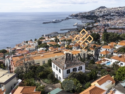 Moradia T5 à venda em Funchal (Santa Maria Maior)