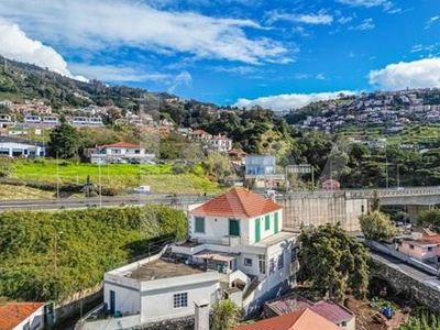 Moradia T3+1 com vista deslumbrante para a Baia do Funchal.