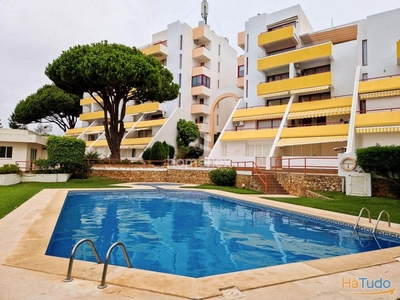 Apartamento T1, em condomínio com piscina e lugar de estacionamento, em Vilamoura!