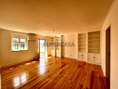 Apartamento T2 para arrendamento na Rua Saraiva de Carvalho