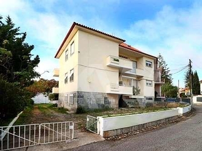 Building with 4 units, 4 floors and garden 4 minutes away. from Parede beach.