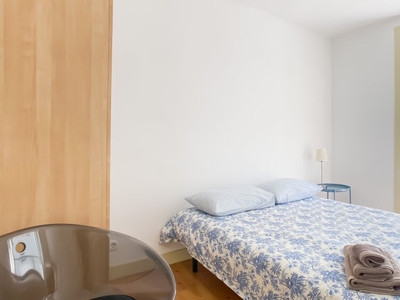 Aluga-se quarto em apartamento de 2 quartos em Santa Cruz, Lisboa