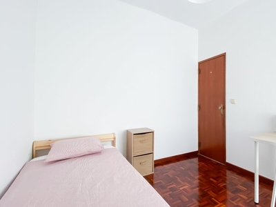 Aluga-se quarto em apartamento de 3 quartos nos Jerónimos, Lisboa