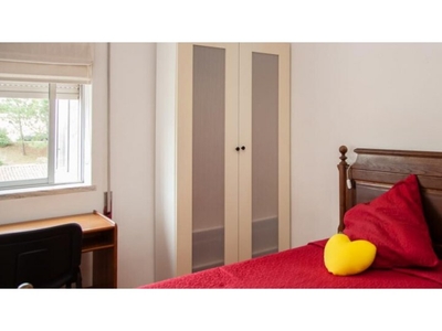 Aluga-se quarto em apartamento de 4 quartos em Coimbra