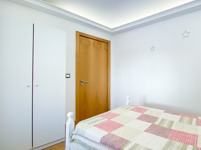 Aluga-se quarto em moradia com 5 quartos em Campolide, Lisboa
