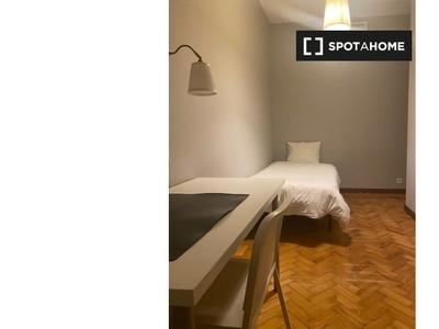 Aluga-se quarto tradicional em apartamento de 5 quartos em Arroios