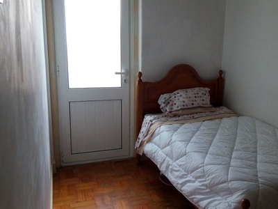 Alugo quarto em casa de 9 quartos em Coimbra