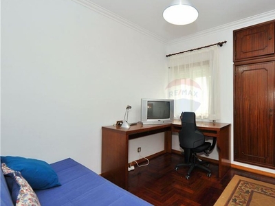 Apartamento de 2 quartos para alugar em Queijas, Portugal
