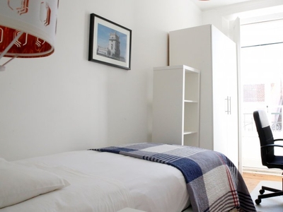 Quarto confortável para alugar em apartamento de 5 quartos em Arroios
