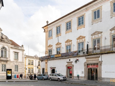 Vende-se prédio histórico à venda na prestigiada Praça do Giraldo em Évora!