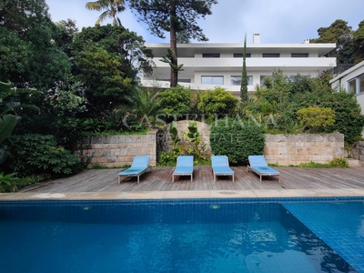 Moradia T4+4 com piscina e jardim situada no Estoril