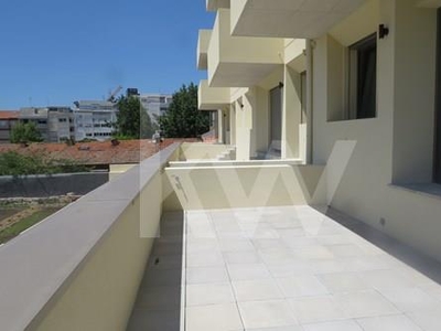 Apartamento Exclusivo em Condomínio Fechado com Jardim e Piscina - T3 com terraço, 2 lugares de garagem e arrumos