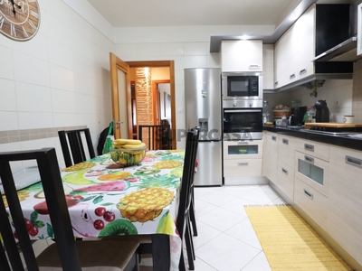 Apartamento T2 à venda na Rua Ary dos Santos