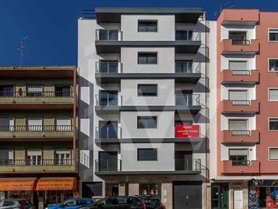 Apartamento T3, a Estrear, para Venda, nas Portas de Benfica, com três varandas