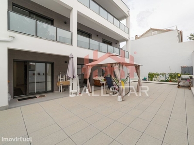 Apartamento T3 / Semi Novo / Terraço com Jardim / Cruz da Areia