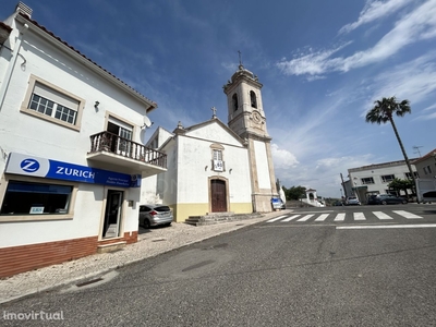 Prédio com Habitação + Comércio em Sta. Catarina, C. da Rainha