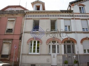 Prédio T6 para venda com jardim no centro do Porto