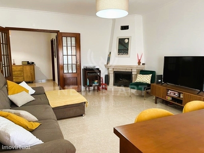 Apartamento T3 com varandas e vista mar em Olhão