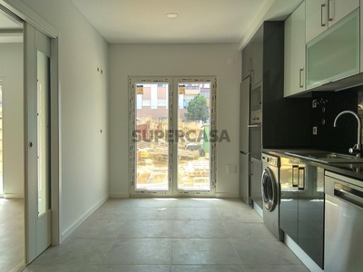 Apartamento T3 à venda na Rua António Faria de Vasconcelos
