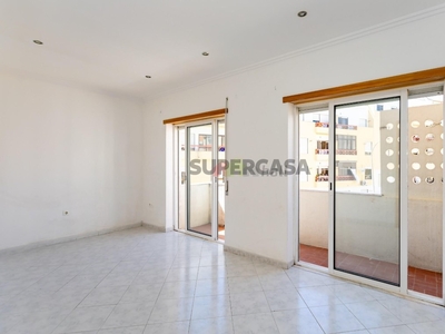 Apartamento T3 à venda na Rua Garcia Resende
