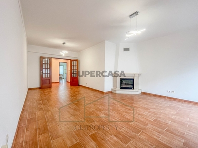Apartamento T3 Triplex para arrendamento em Sesimbra (Castelo)