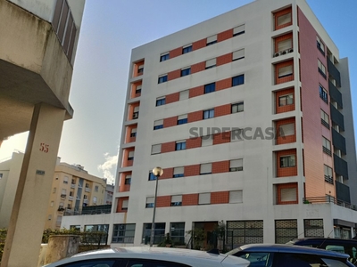 Apartamento T4 para arrendamento na Rua das Galegas