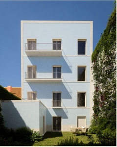 Empreendimento em Lisboa constituído por quatro estúdios, um T0+1 e quatro T1, distribuídos por cinco pisos