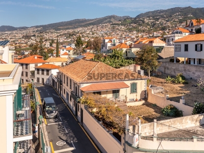 Moradia T4 à venda em Funchal (Santa Maria Maior)