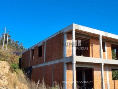 Moradia T3 Duplex à venda em Calheiros