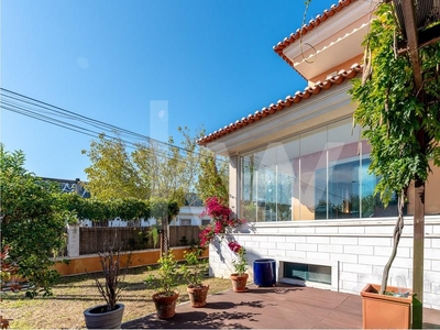 Moradia T4+1 Geminada com Jardim e Garagem junto à estação de Oeiras para venda