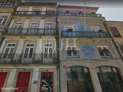 Prédio com projeto em aprovação, Rua das Flores, Porto.