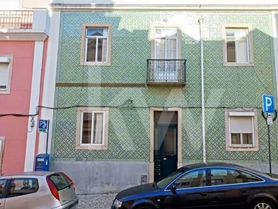 Prédio de dois pisos em propriedade total, na Rua das Laranjeiras