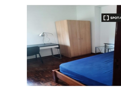 Aluga-se quarto em apartamento de 4 quartos em Coimbra