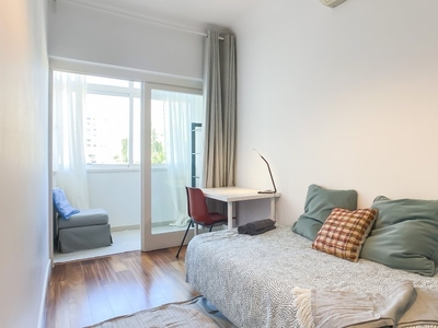 Aluga-se quarto em apartamento de 4 quartos em Laranjeiras, Lisboa