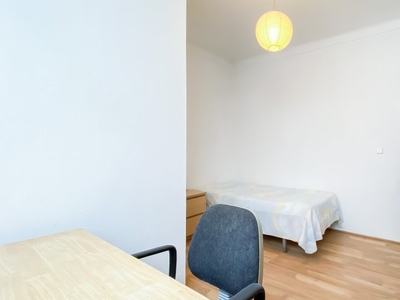 Aluga-se quarto em apartamento de 5 quartos na Estrela, Lisboa