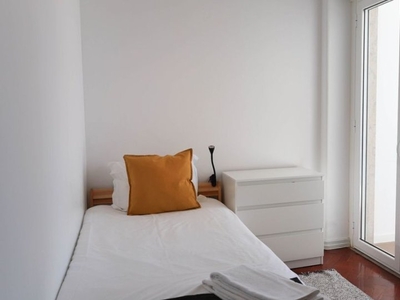 Aluga-se quarto em apartamento de 7 quartos em Santa Cruz, Lisboa
