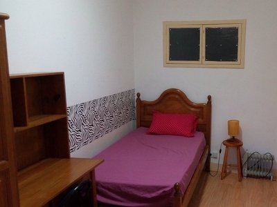 Alugo quarto em casa de 9 quartos em Coimbra