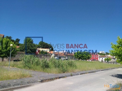 Lote de terreno urbano com 176 m² para habitação e comércio no Ameal (Coimbra).