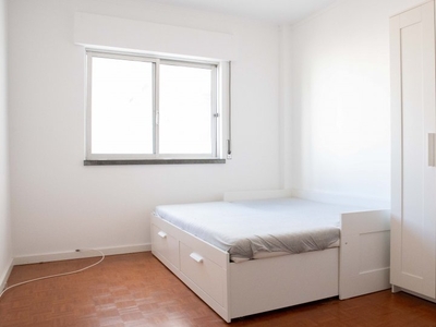 Quarto em apartamento com 4 quartos em Linda-a-Velha, Lisboa