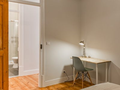 Quarto moderno para alugar em apartamento de 7 quartos em Arroios