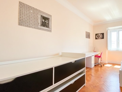 Quarto para alugar em apartamento de 5 quartos em Lisboa
