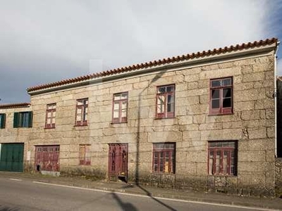 Casa antiga para recuperar com terreno de 5200 m2 em Rebordosa - Paredes