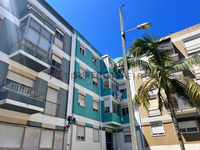 Apartamento T2 à venda na Rua Catarina Eufémia