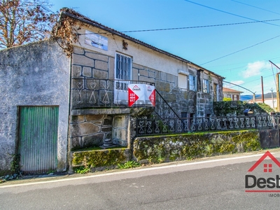 Casa Antiga T0 à venda em Santa Cruz da Trapa e São Cristóvão de Lafões