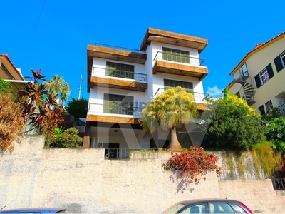 Moradia T3 Duplex à venda em Funchal (Santa Maria Maior)