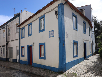 Moradia tradicional, no centro histórico da Lourinhã, com duas fração independentes T2 + T2