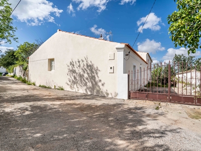 Propriedade com 2 moradias tradicionais e terrenos a venda em Paderne, Albufeira, Algarve Portugal